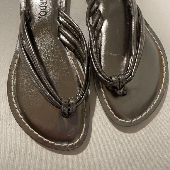 Bernardo Iconic Miami Sandals Metallic Pewter Made Italy Leather Thong Flat 8 - Picture 4 of 7